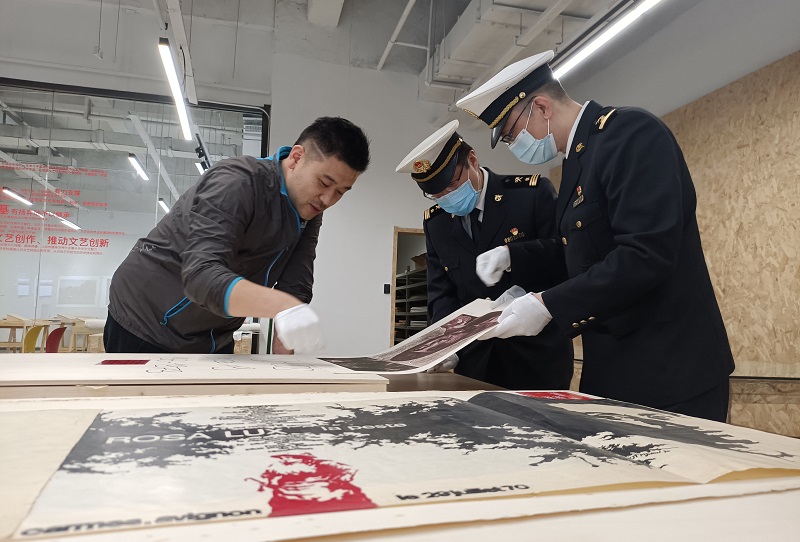 图为沈阳海关关员对东北首批保税展示交易艺术品进行监管1张凡摄_副本.jpg